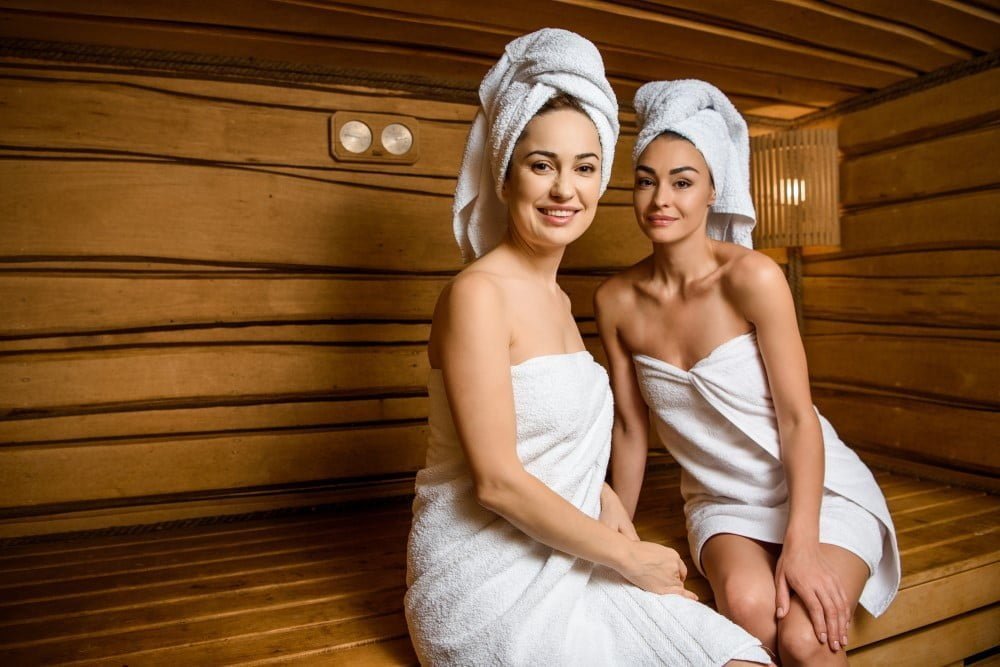 2 kvinder i sauna